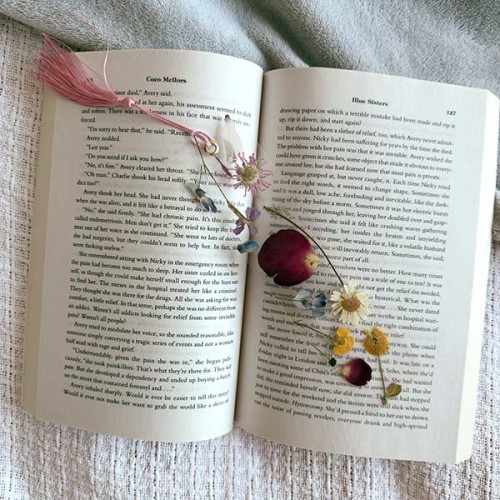 Книгоразделител с истински, сушени цветя, Ive Penkova Книгоразделител с истински, сушени цветя, Ive Penkova